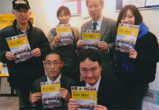 映画のチラシを持って