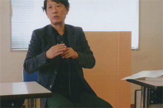 講演する畑山敏夫さん。3/22（土）