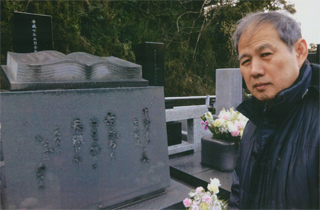 命日でお花が供えられてました