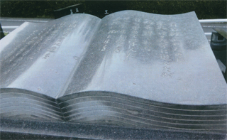 お墓の上には本が