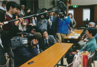 記者の質問に答える袴田秀子さん