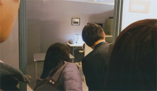 部屋を覗き込んでます