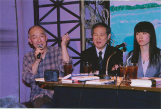 司会の椎野レーニンさん（左）