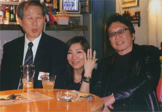 高橋監督と指輪の女性