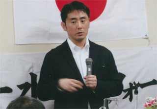 一水会で講演する中島岳志さん。4/11（金）