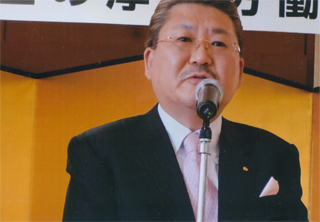 落成式で挨拶する本間達也さん。4/20（日）