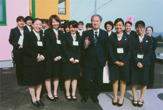 女子職員に見送られて…