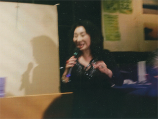 歌う横山郁代さん