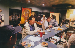 お酒を飲みながら聞いてます