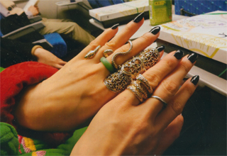 この人も蛇の指輪です