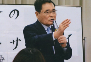 講演する亀井静香さん。4/21（月）