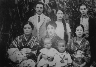 （右）が私の母。その上は、私の父親