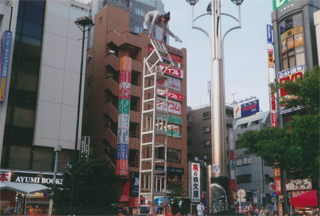 こんなに高い所で演技してます