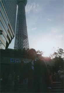 スカイツリーの前で