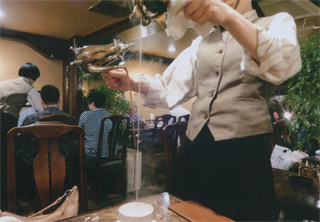 カフェオレを入れてます。凄い技です