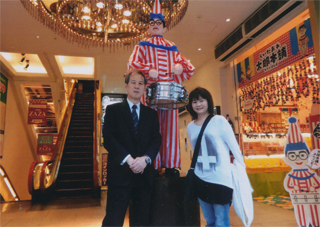 食いだおれ人形の前で。風見さんと