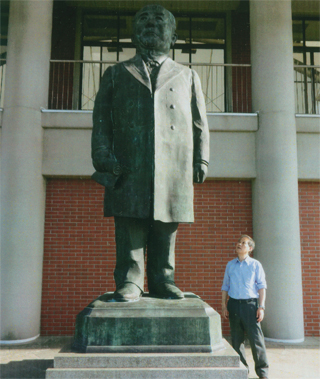 渋沢栄一の銅像の前で