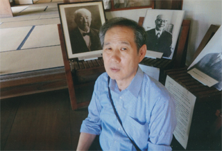 生家で。写真の前で