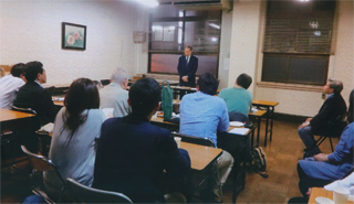 マスコミを目指す学生の前で