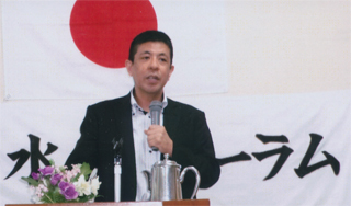 講演する藤和彦さん。5/15（木）