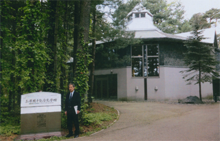 右が文学記念館です