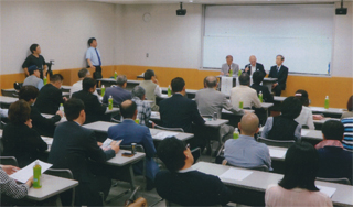 満員の会場です