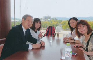 向こうに姫路城が見えます