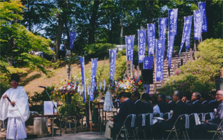 厳粛な慰霊祭です