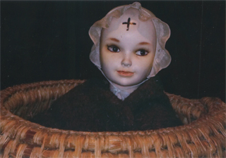 子供の額には十字が描かれます