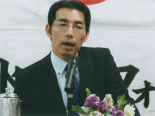 講演する菅原出さん