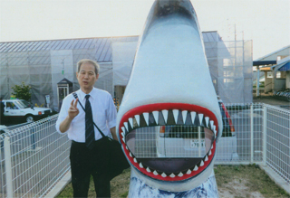 鮫駅だから鮫がいます