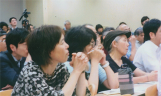 満員の会場です