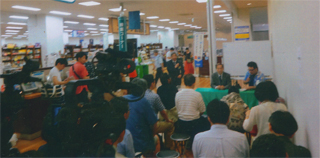 通路に作られた「トークスペース」です