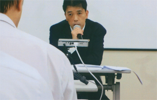 報告する渡辺弁護士