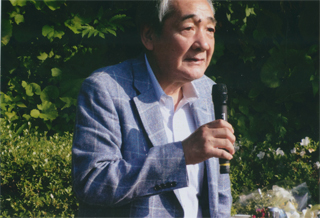 挨拶する佐野眞一さん