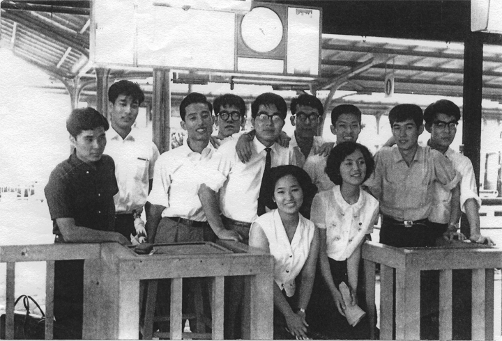 学生時代の私です（右から２人目）