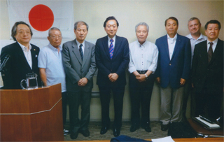 講演後、鳩山さんを囲んで