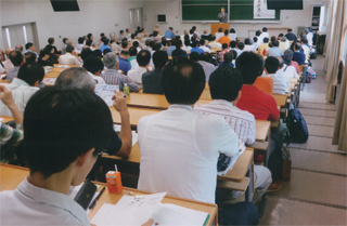 大教室に大勢の人が