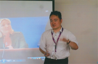 講演する及川健二さん