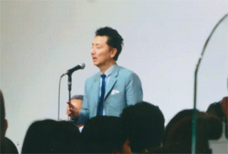 挨拶する森村泰昌さん。7/31（木）