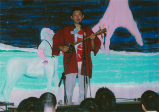 「生誕祭」は岡大介さんの歌で始まった