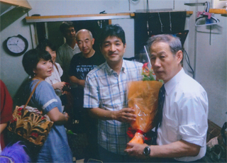 上祐さんに花束をもらいました