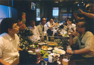 連合赤軍の青砥さん（右）も駆け付けて