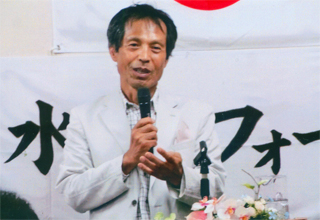 講演する丸山和也さん。8/11