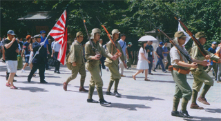 軍人さんが行進してました