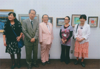 井脇ノブ子さんの絵の前で