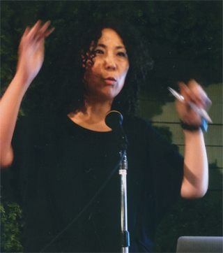 講演する高遠菜穂子さん