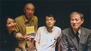 礼仁さんも自分の本を持って…