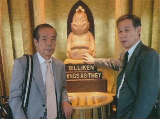 ビリケンさんの足を触ってます