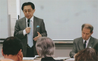 講演する朴一さん